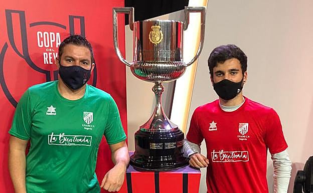 Imagen principal - Una delegación del equipo se desplazó a Madrid para el sorteo copero. En la segunda foto, el técnico, Gonzalo del Valle. Abajo, el cartel del encuentro con el lema 'En nuestra casa, no bajamos Laguardia'. 