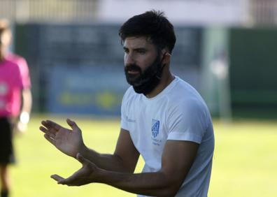 Imagen secundaria 1 - Una delegación del equipo se desplazó a Madrid para el sorteo copero. En la segunda foto, el técnico, Gonzalo del Valle. Abajo, el cartel del encuentro con el lema 'En nuestra casa, no bajamos Laguardia'. 