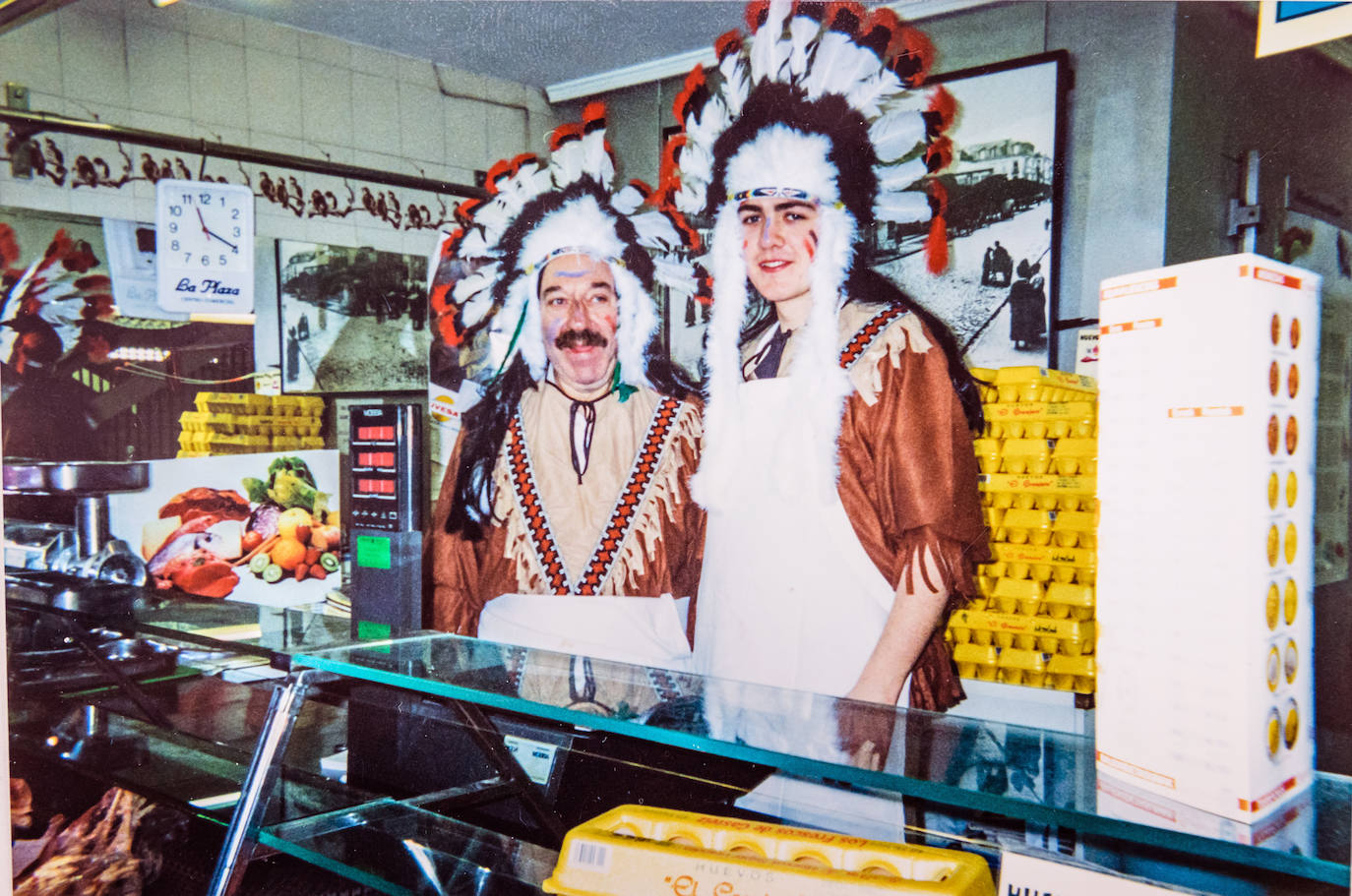 La pollería Magda, en la plaza de Abastos, siempre fiel a los Carnavales. Pero la temática no siempre estuvo ligada a sus productos, también se caracterizaron de indios en busca del premio al mejor disfraz del resto de los comerciantes.