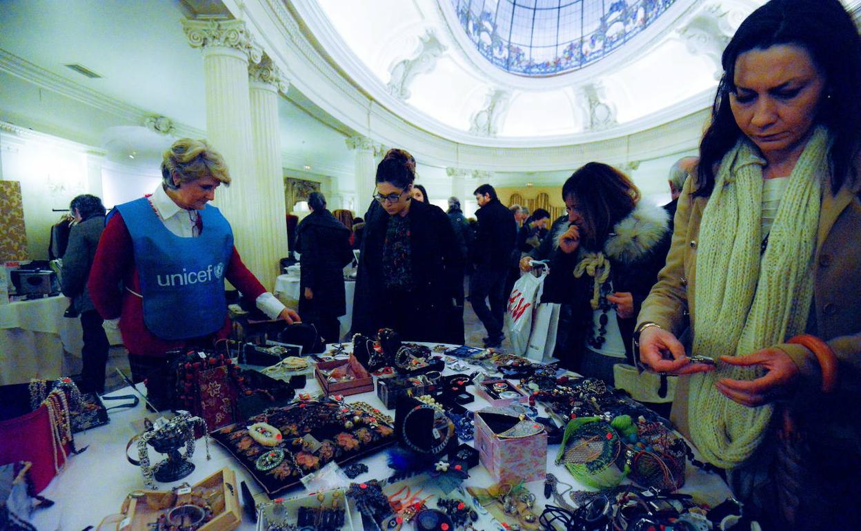 Duela urte batzuk Bilboko Carlton Hotelean ospatutako azoka solidarioa.