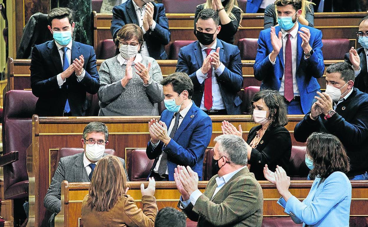 a bancada socialista del Congreso aplaude en pie al exlehendakari Patxi López tras su intervención.