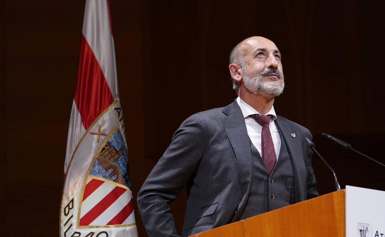 Aitor Elizegi, en el púlpito de l que se ha dirigido a los compromisarios. 