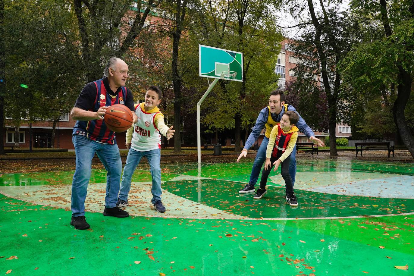 Dos contra dos en el parque de Aquilino, detrás de la Avenida de Gasteiz. Tres generaciones de los Ortiz de Pinedo han practicado baloncesto.