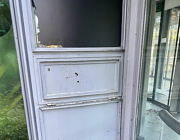 La trampilla sellada por los bomberos.