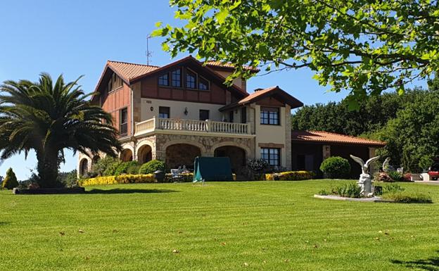 Nueva casa moderna, piscina y caballos