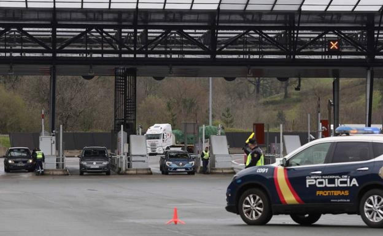 Control de la Policía Nacional en la muga 