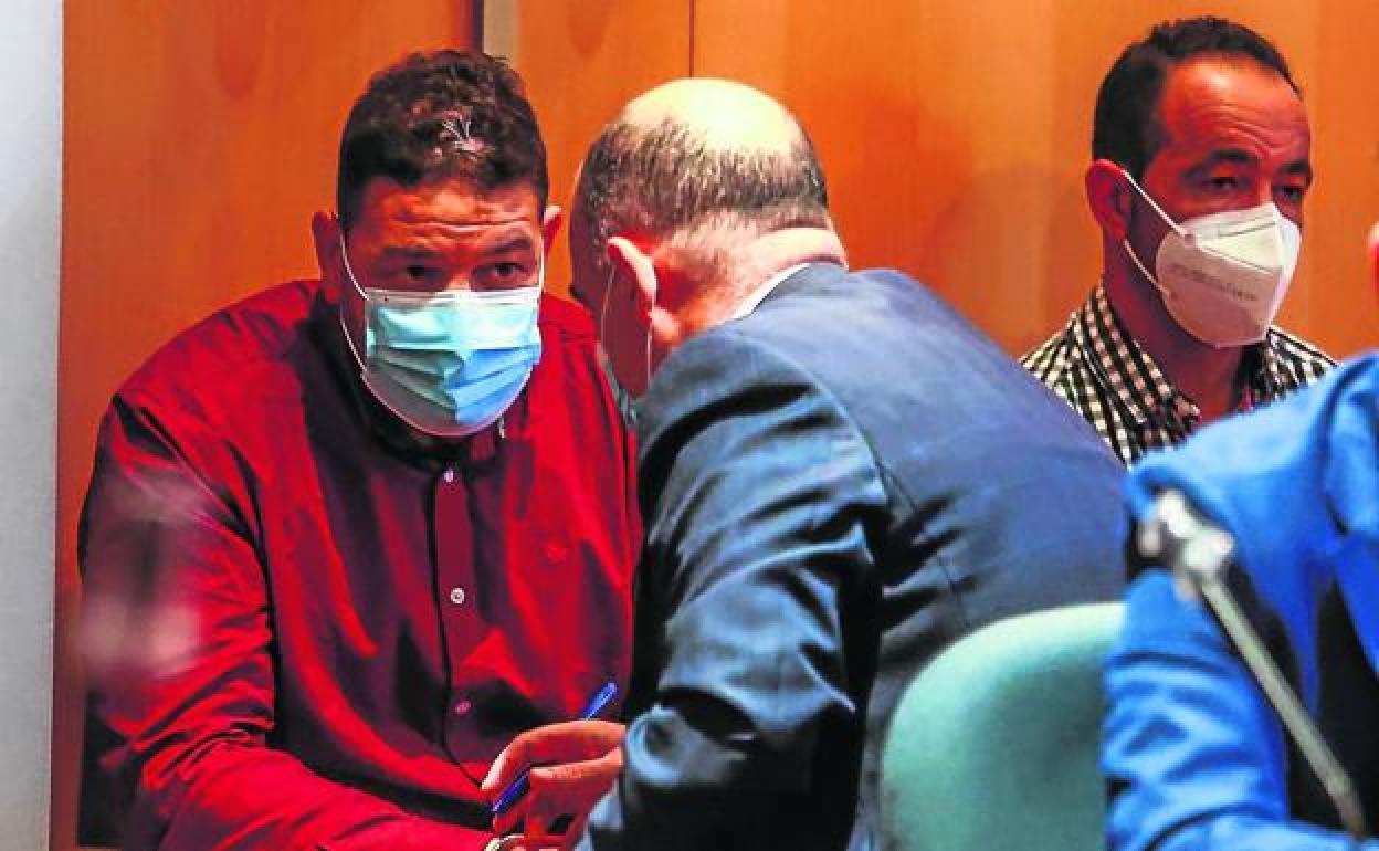 El abogado Fernando de Barutell asiste a su cliente, Maamar Kelii.