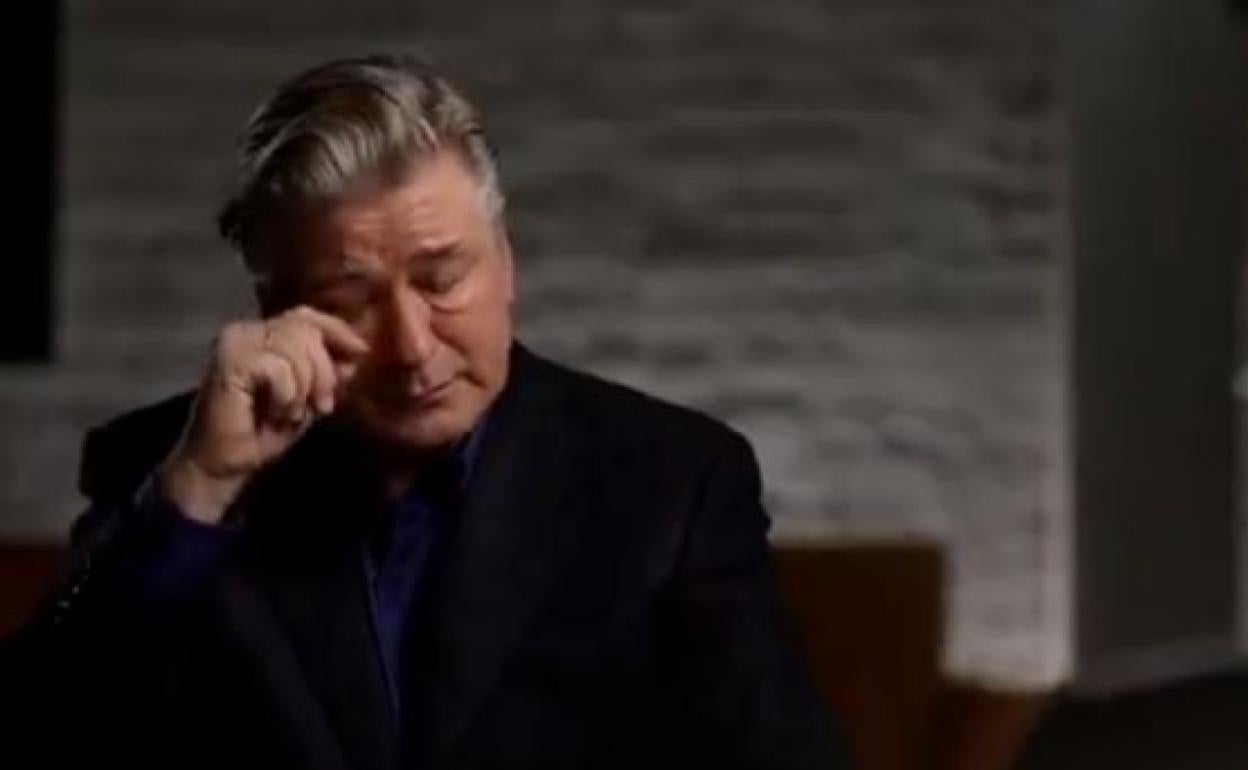 Durante la entrevista, Alec Baldwin rompió a llorar al recordar a su compañera de trabajo.