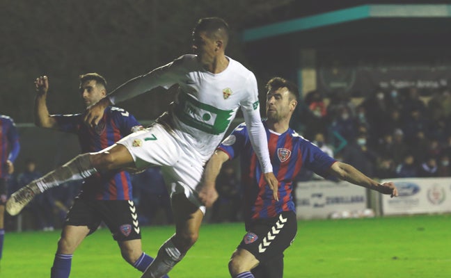 Guido Carrillo fue el goleador del Elche en Sarriena contra un Leioa que realizó un buen partido.