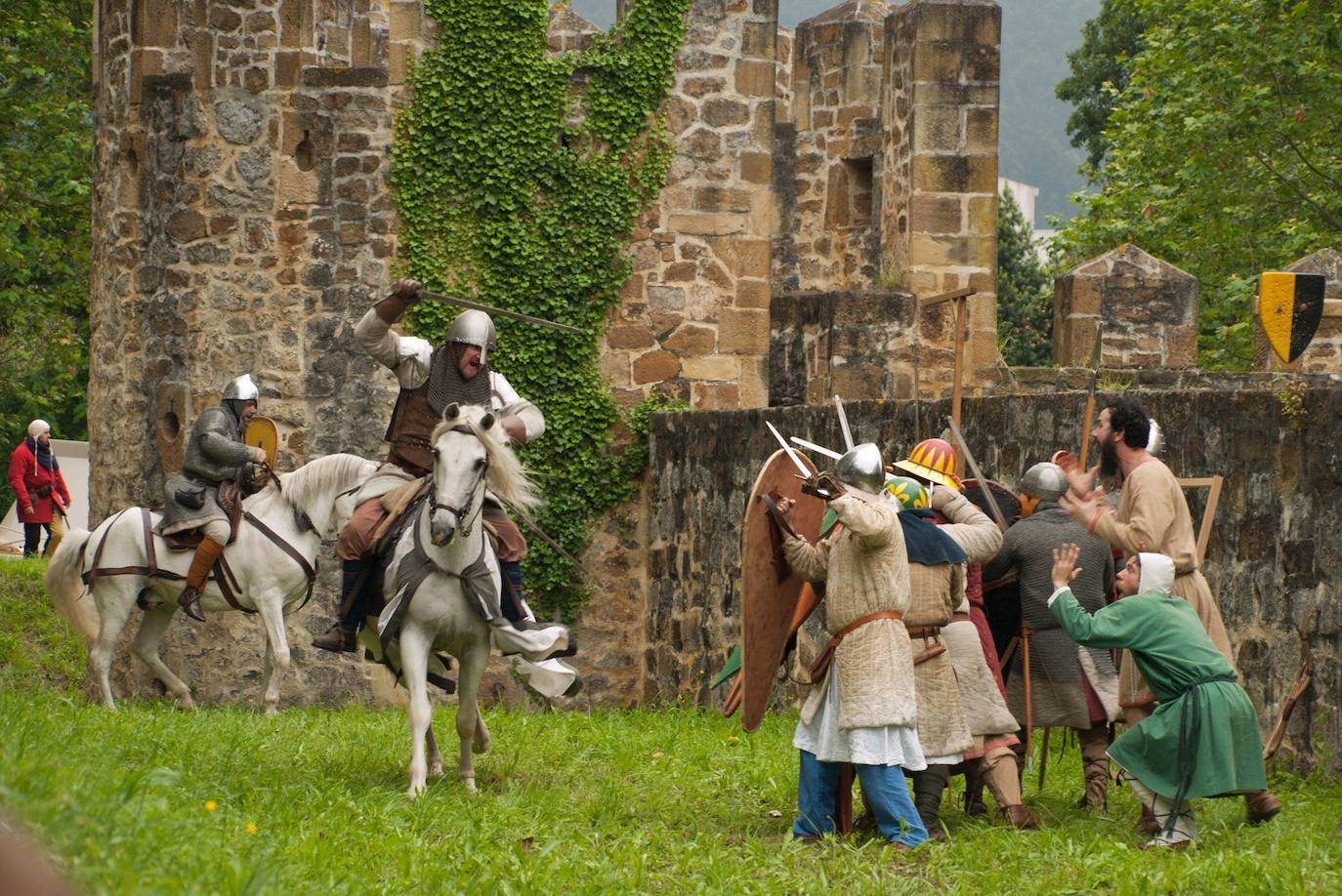 Recreación de un combate medieval en el castillo de Muñatones, en el que vivió y murió Lope García de Salazar.