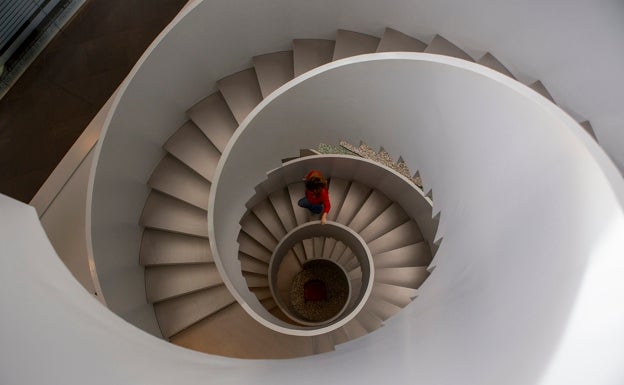 Escaleras en espiral que recuerda a las caracolas de mar en las oficinas de Actiu, en Castalla (Alicante). 