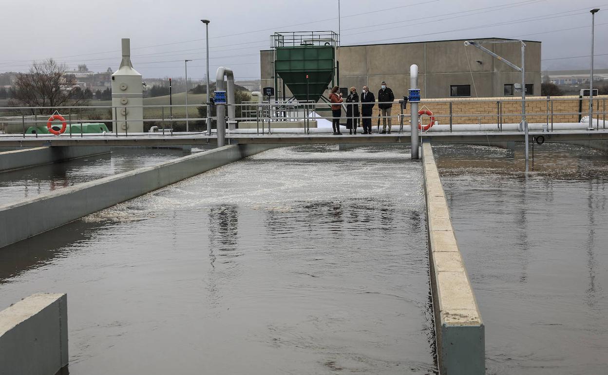 La nueva depuradora de Salvatierra ya está lista para empezar el periodo de pruebas, que durará seis meses. 