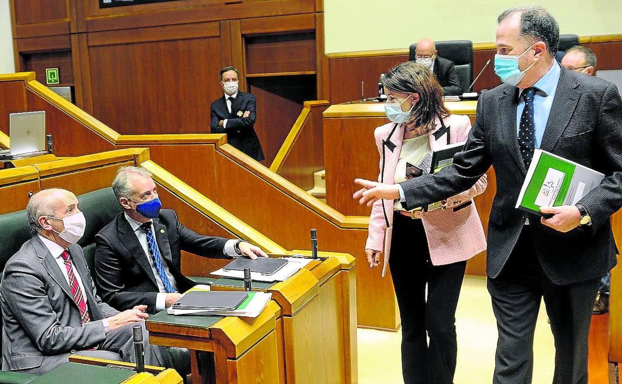 Los parlamentarios de PP+Cs Carlos Iturgaiz y Laura Garrido saludan al lehendakari y al consejero Josu Erkoreka a la entrada al pleno. 