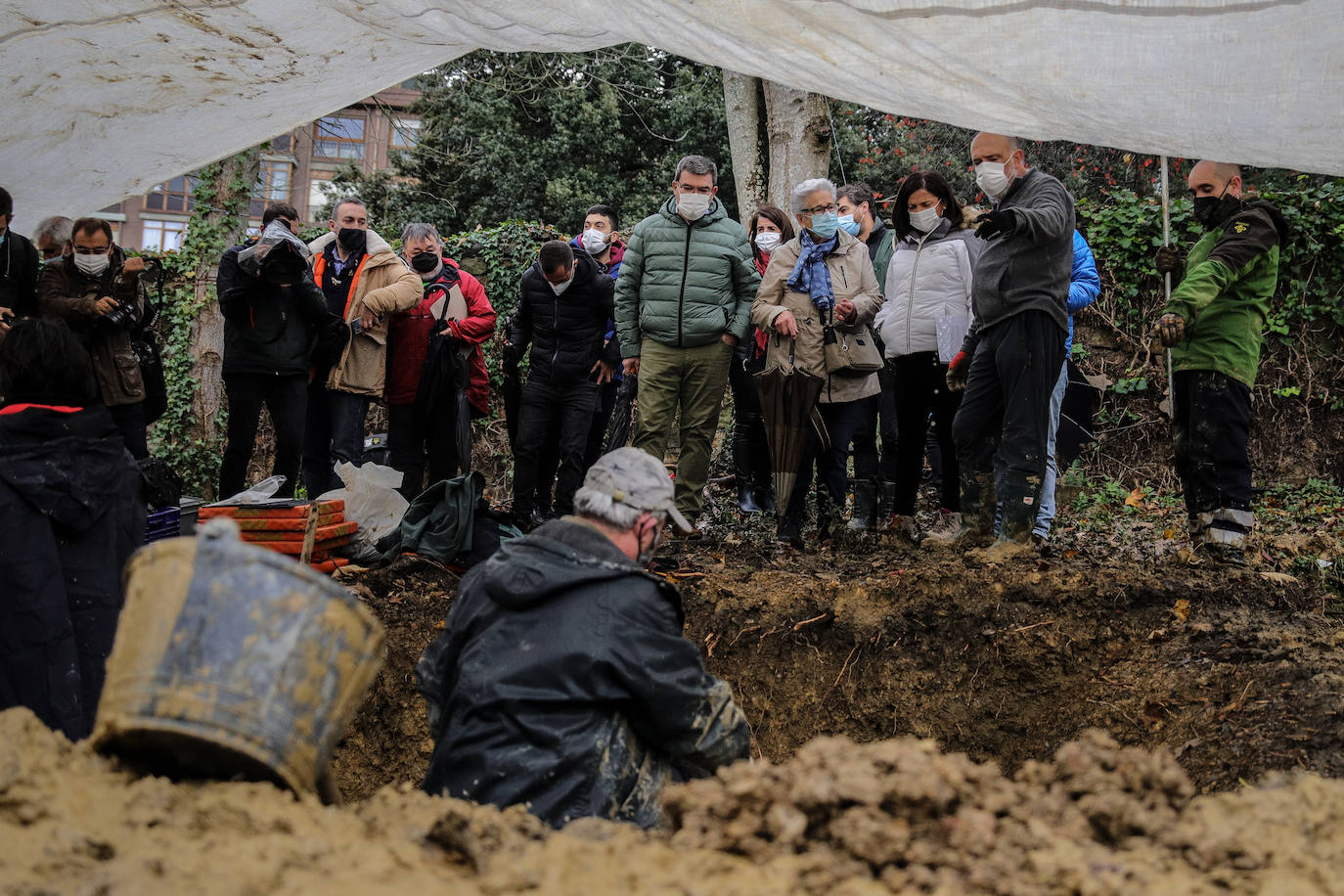 Fotos: Comienza la exhumación de 60 víctimas de la Guerra Civil en el cementerio de Begoña