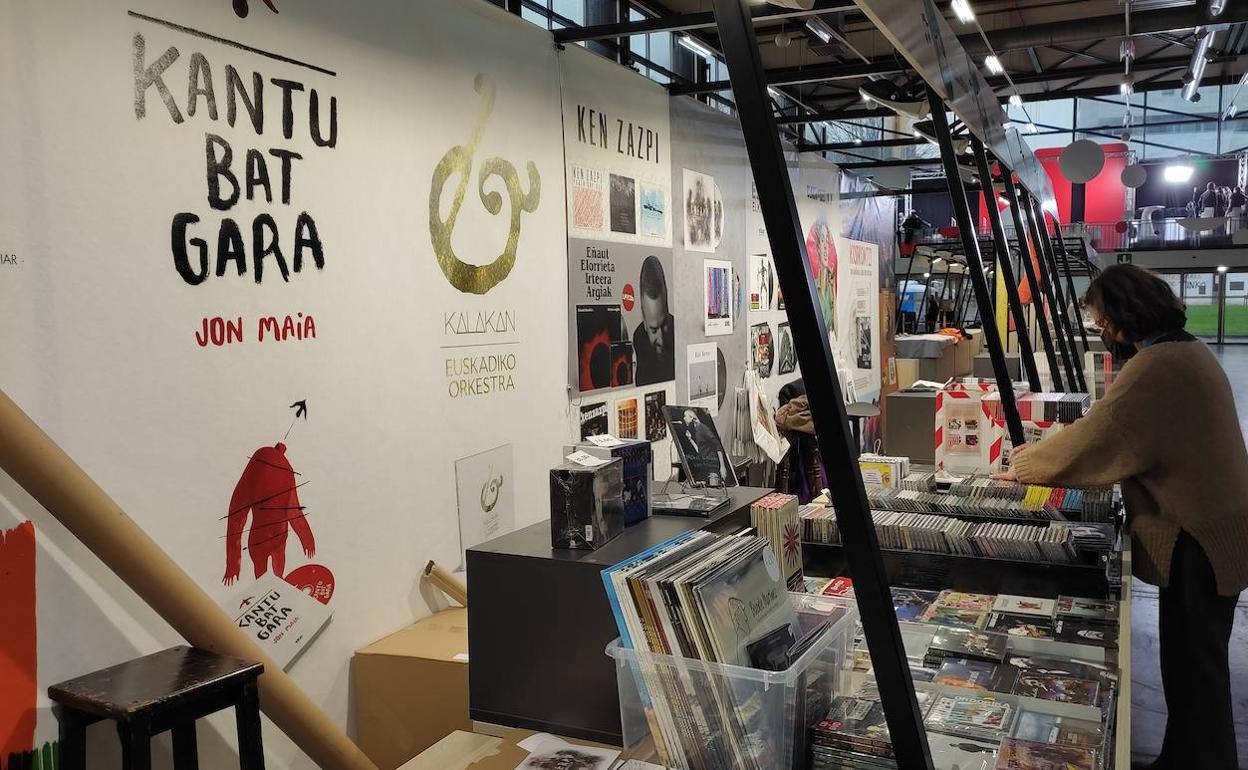 Los stands dan los últimos retoques para recibir al público con todo a su disposición. 