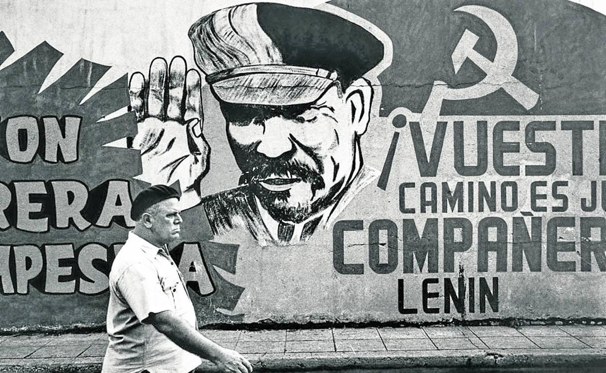 'Compañero Lenin. La Habana 1963'. Debajo, 'La mina de piedras. Bolivia, 1971'. Fotos cedidas por la Fundación Mapfre. 