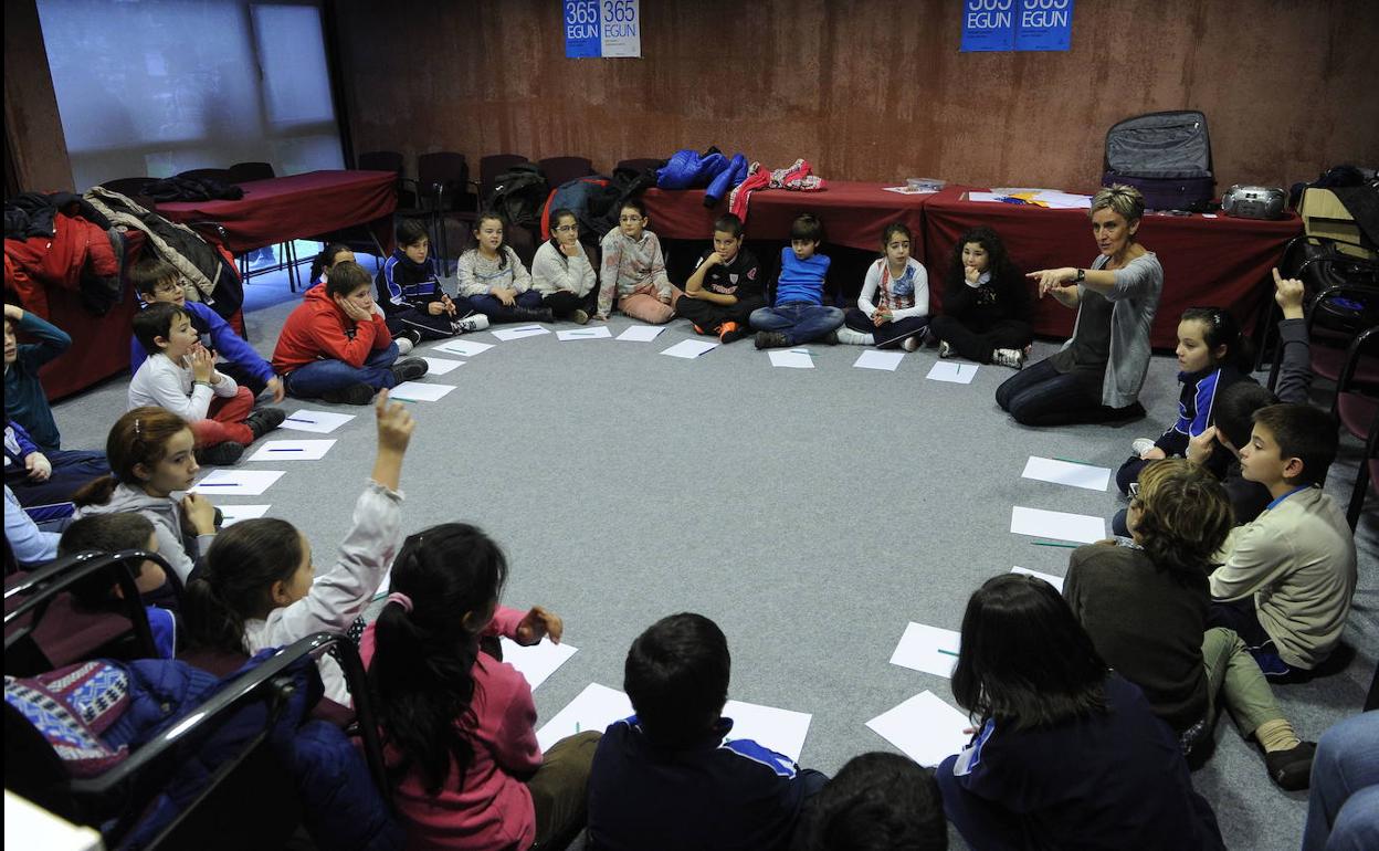 Aurreko edizio batean Saguganbaran egindako haurrentzako tailer bat. 