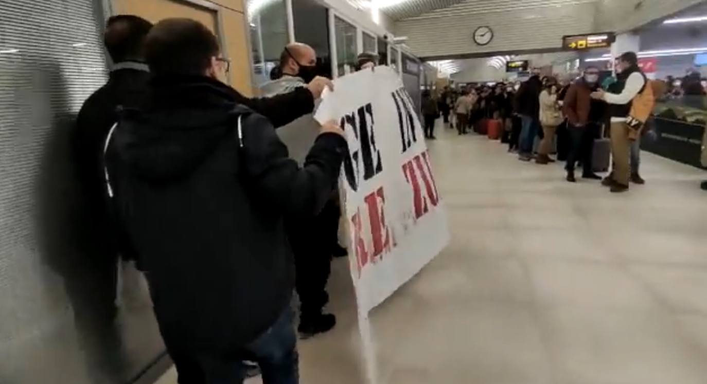 Los pasajeros reciben con aplausos a los trabajadores y bomberos de Foronda, que se han concentrado para pedir mejoras laborales. 