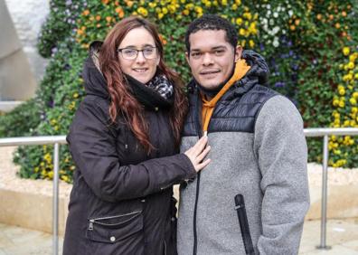 Imagen secundaria 1 - 1. Dos turistas de Barcelona posan con Puppy. 2. Esti Egaña y Alexis González celebran un año de amor y se alojan hasta mañana en el Carlton. 3. Sara Sánchez y Joan, de Fuenlabrada.