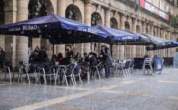 Fuerte granizada este mediodía en la Plaza Nueva.