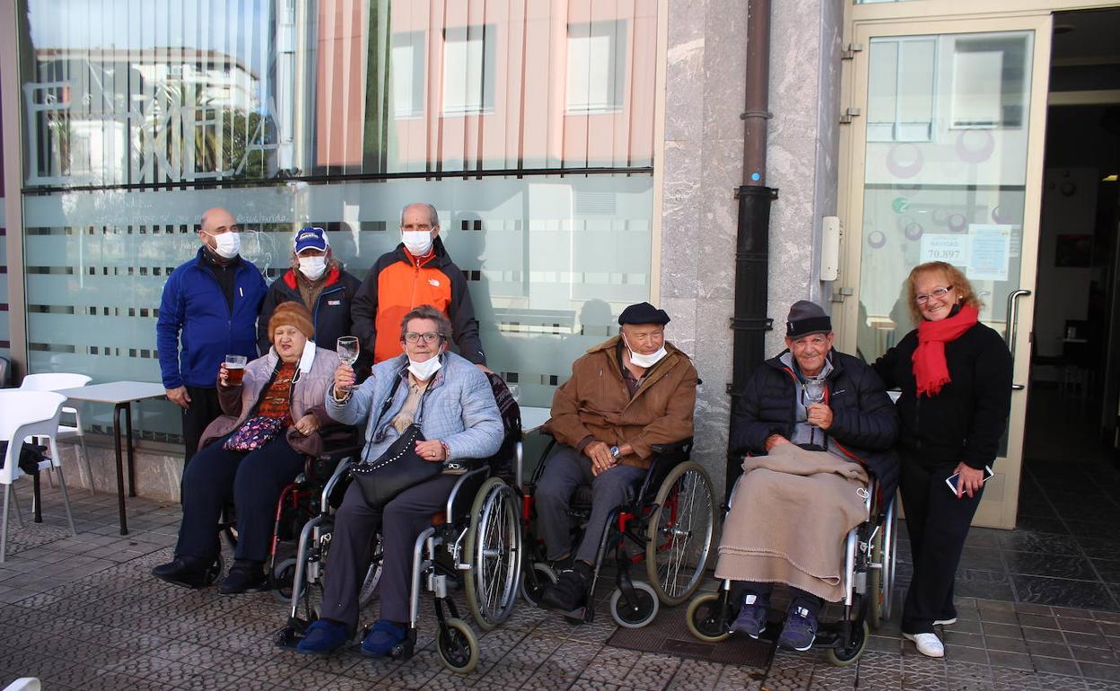 Personas voluntarias y usuarias de la residencia comparten tiempo y disfrutan de su compañía mutua. 