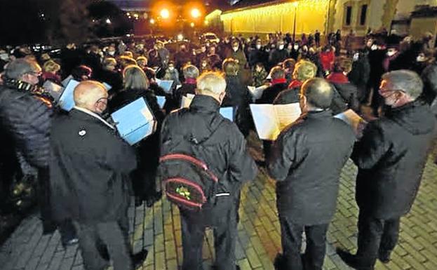 4. La Polifónico ameniza el acto de encendido en La Estación.