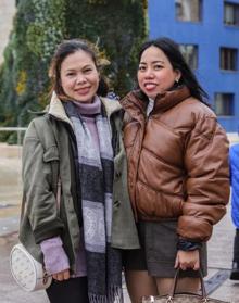 Imagen secundaria 2 - En la primera imagen, un grupo realiza un free tour en la Plaza Nueva. En la segunda, los ingenieros indios, que mañana regresan a su país. A la derecha, dos de las filipinas residentes en Barcelona que se han acercado a visitar la capital vizcaína.