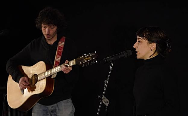 Maia Iribarnek eta Paxkal Irigoyenek kantu bat abestu zuten proiekzioaren ostean Zugaza zineman 