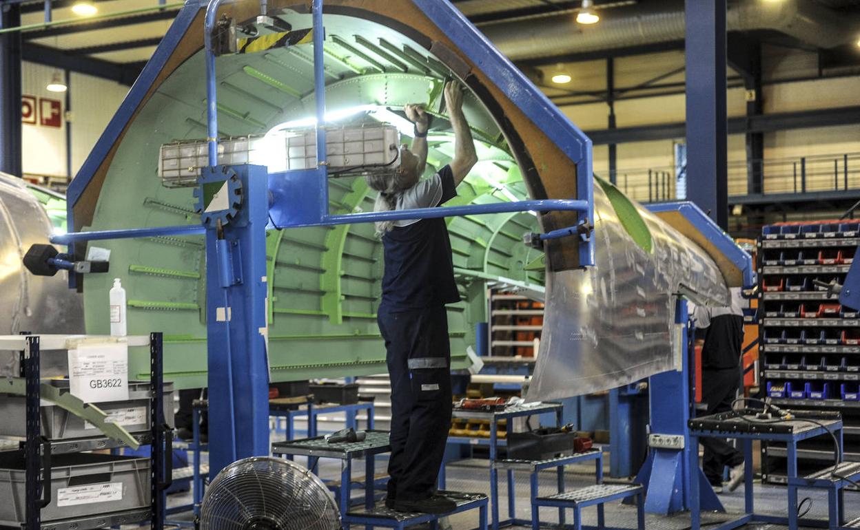 Un trabajador en las instalaciones de Aernnova.