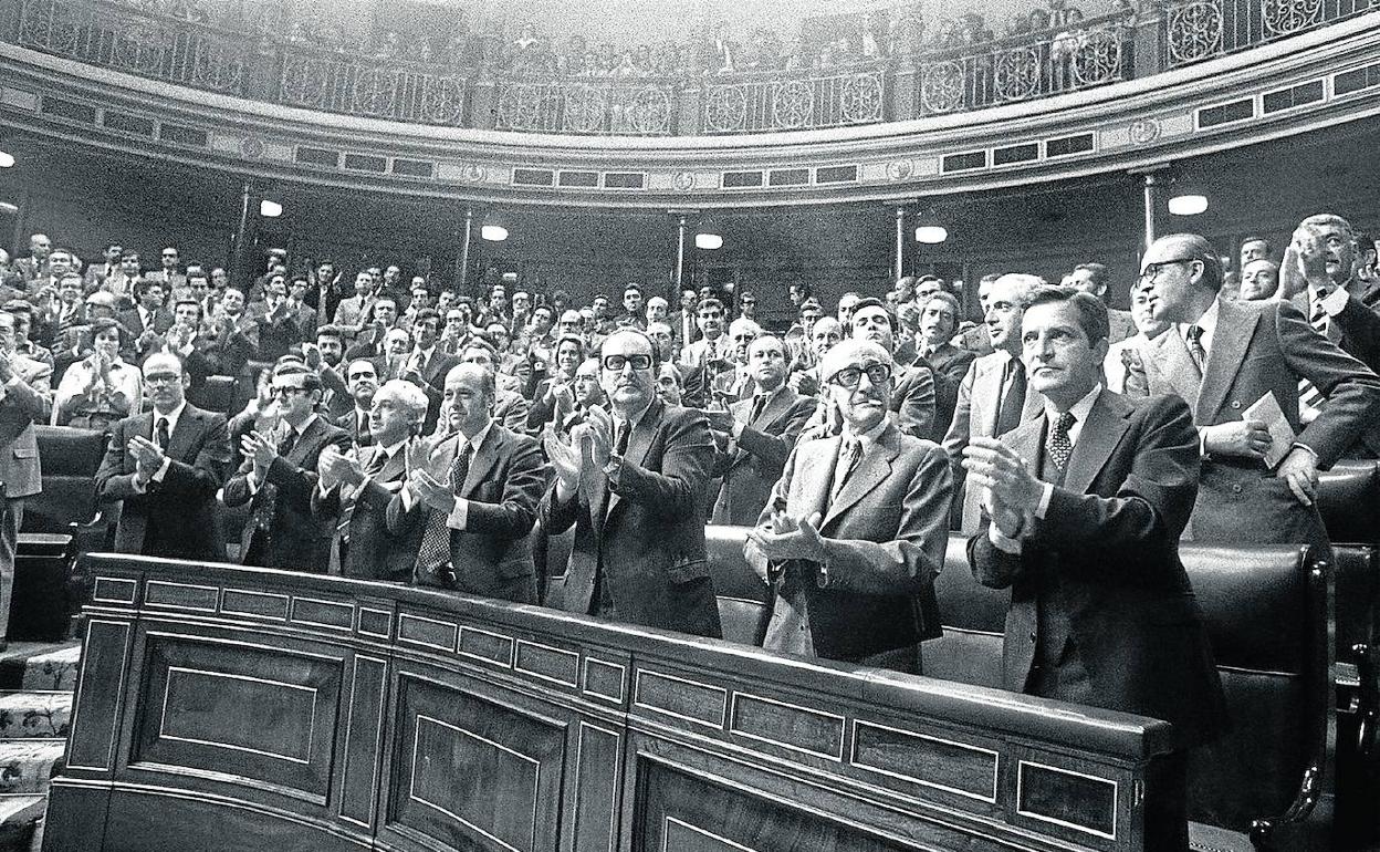 Adolfo Suárez y la gran mayoría de los diputados del Congreso, durante el pleno en el que se aprobó la Ley de Amnistía en 1977.