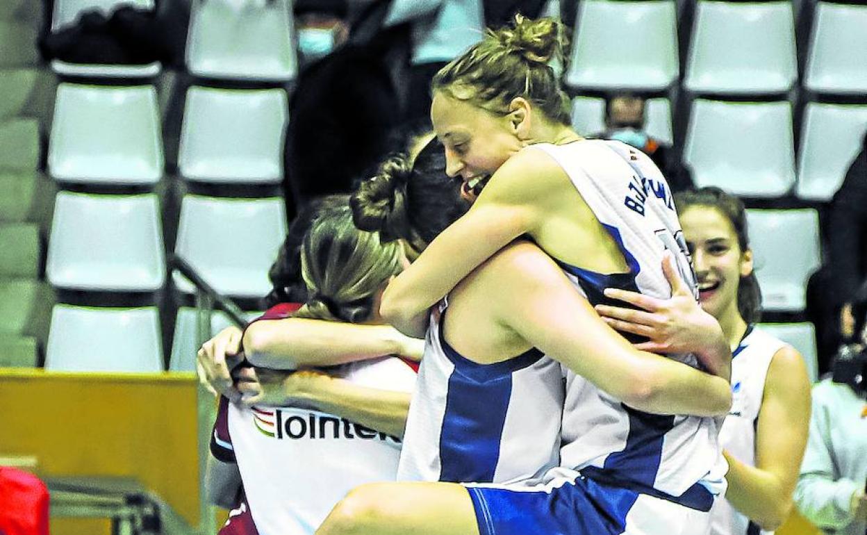 Las jugadoras del Lointek Gernika celebran emocionadas su triunfo en el pabellón de Fontajau. 