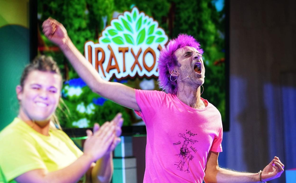 Txapelpunkeko abeslaria den Iñigitok 'Iratxoen kantu sekretuak' aurkeztu du Saguganbaran 