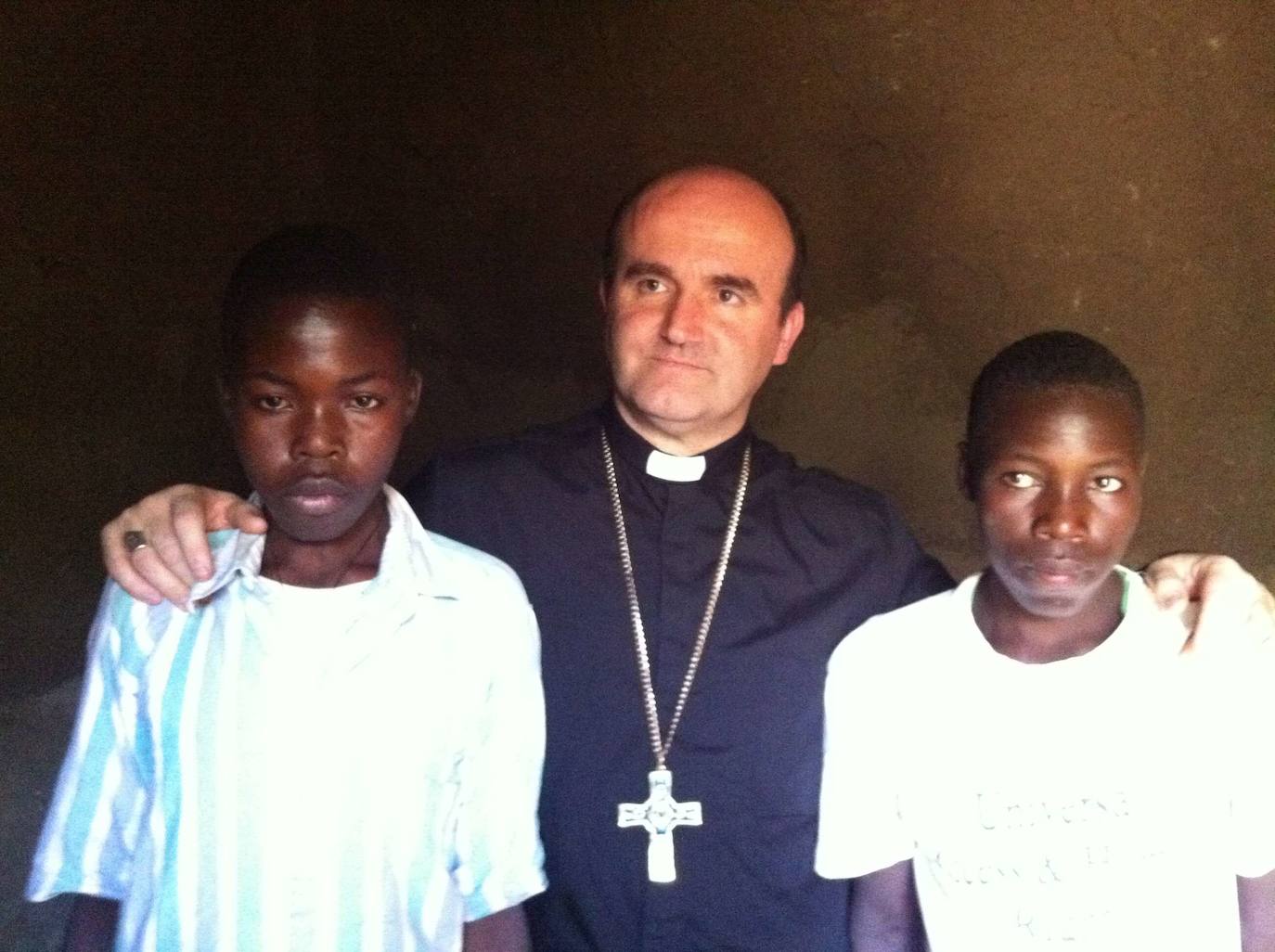 Posando con dos jóvenes durante su visita a varias misiones en Etiopía y Kenia, 2011