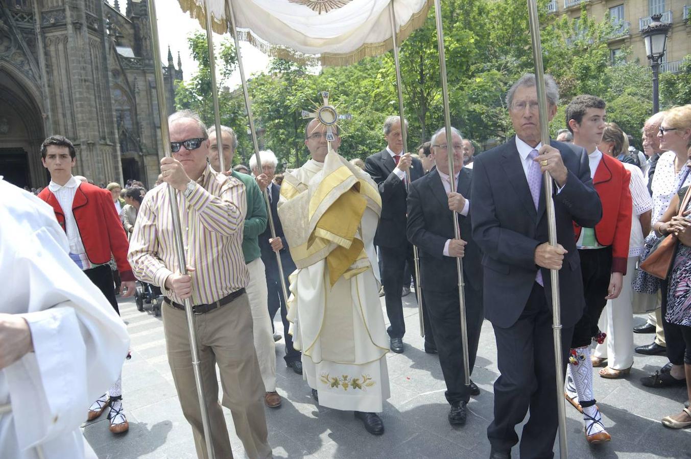 Munilla bajo Palio el día del Corpus Christi en Donostia en el año 2015