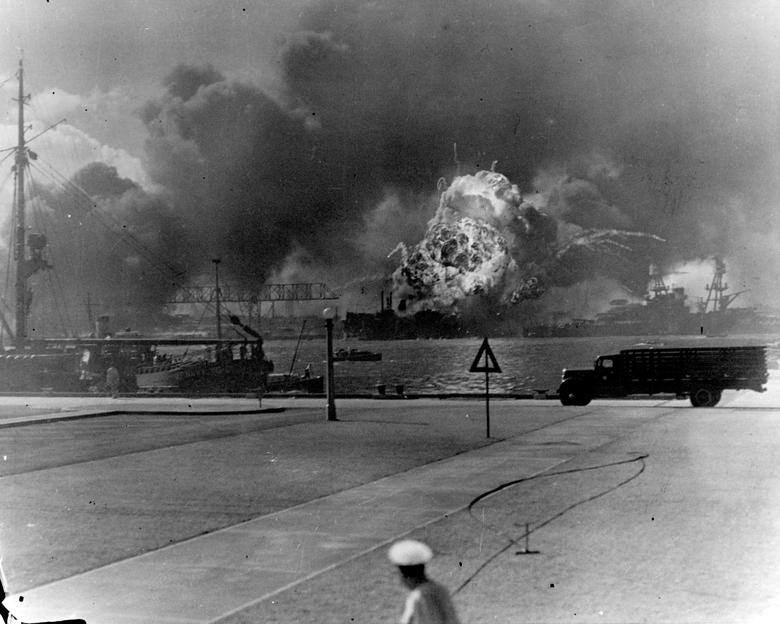 Los cargadores de avanzada del destructor USS Shaw explotan tras un bombardeo de aviones japoneses. Armada / Comando de Historia y Patrimonio Naval de Estados Unidos.