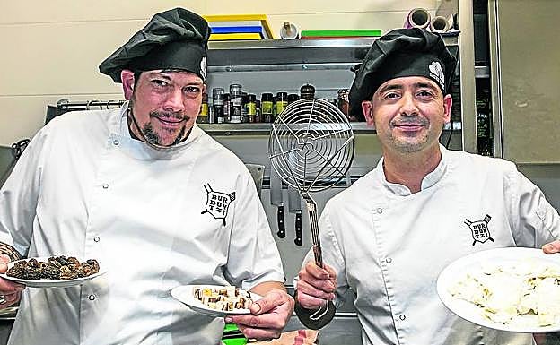 Joseba Olalde rompió la racha de pucheros con su particular postre, unas natillas de garbanzos, y las manos de Álex Fernández fueron las primeras en lidiar con los callos de bacalao. 