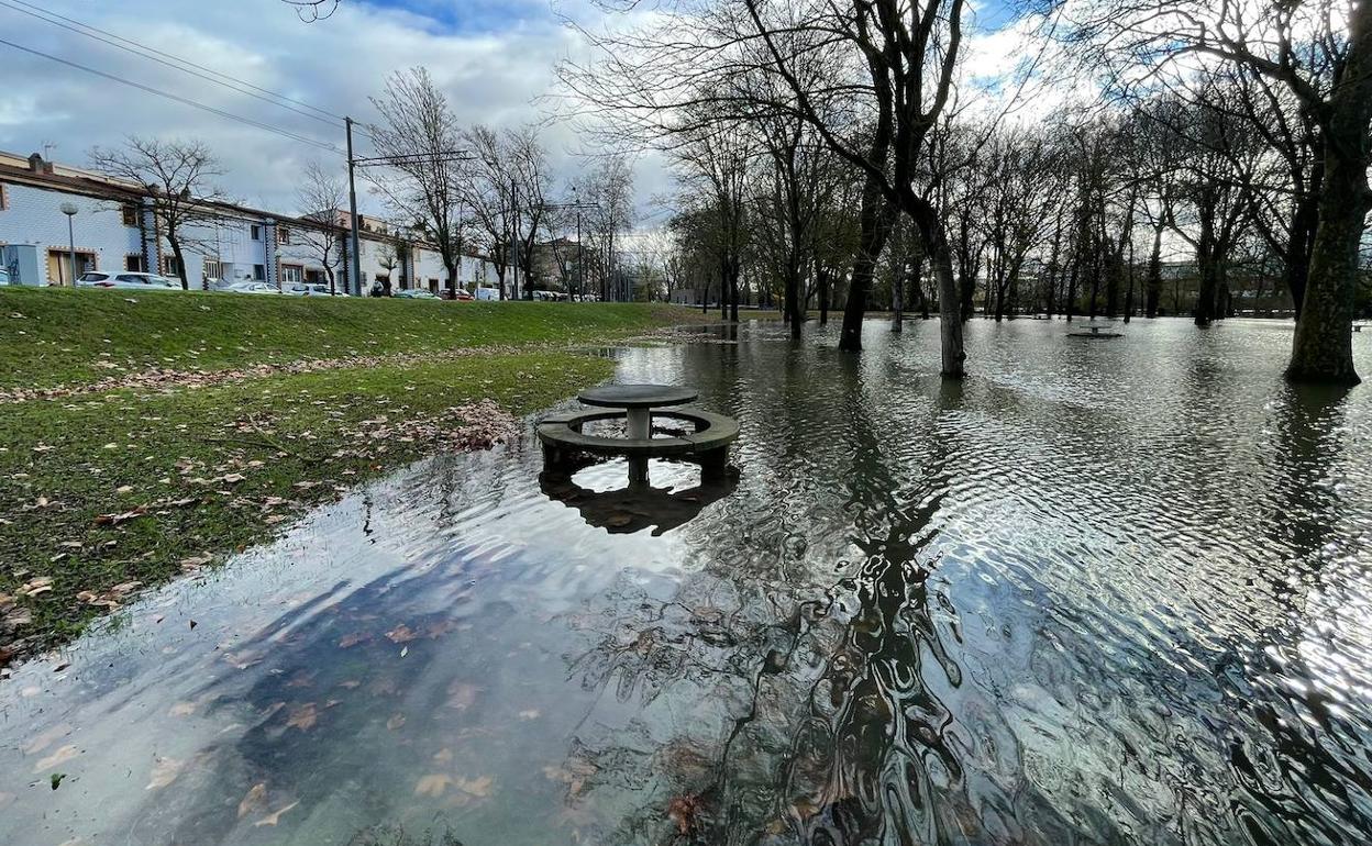 El río Zadorra se ha desbordado a su paso por Abetxuko.