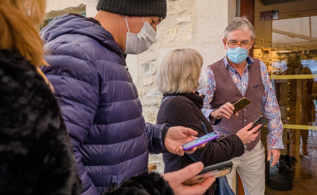 233.000 vascos se han descargado el pasaporte covid en los últimos cuatro días