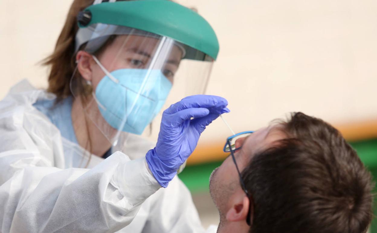 Una sanitaria realiza una prueba diagnóstica. 