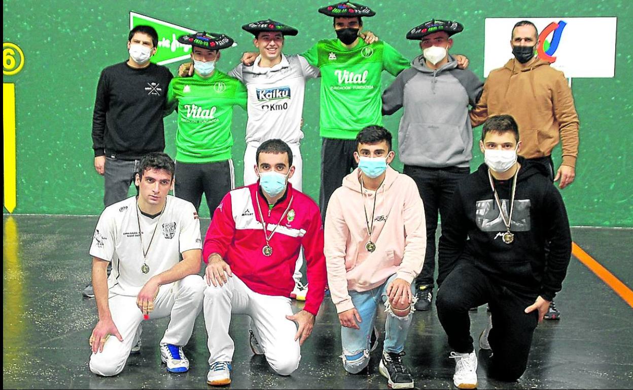 Foto grupal de todos los vencedores y los finalistas del provincial 'El Corte Inglés'