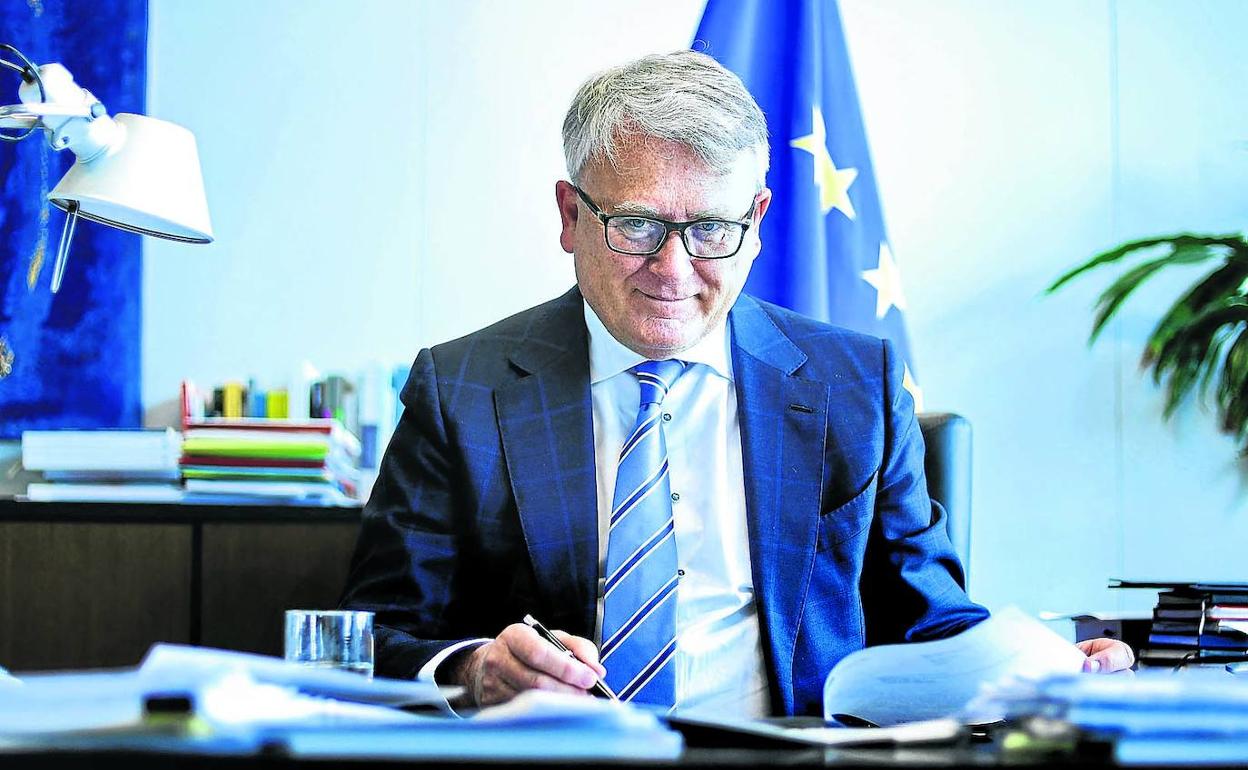 El comisario europeo, en su despacho oficial de Bruselas.