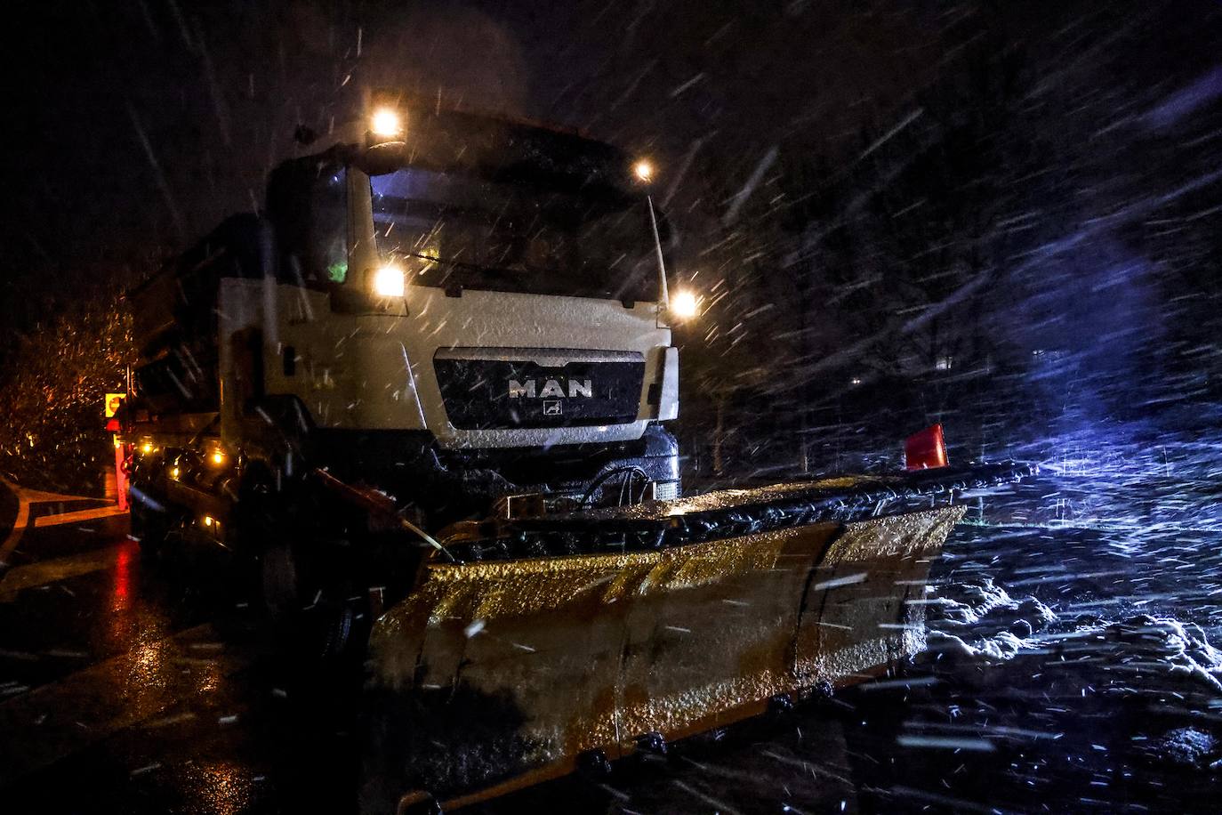 Fotos: La nieve cubre Álava de blanco