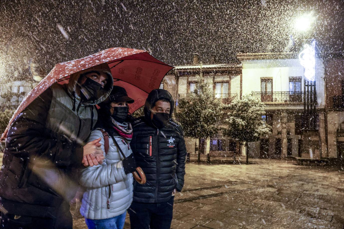 Fotos: La nieve cubre Álava de blanco