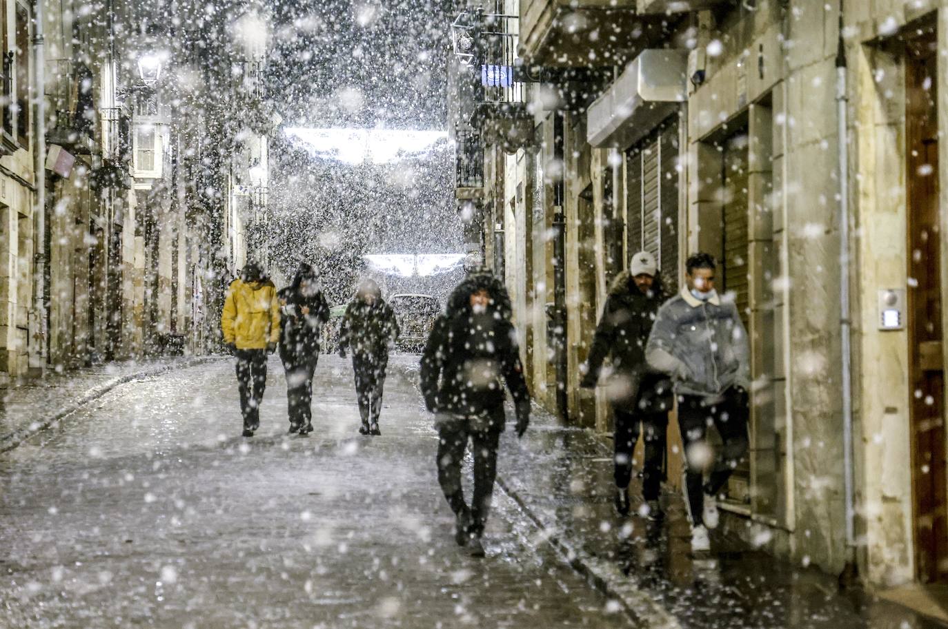 Fotos: La nieve cubre Álava de blanco