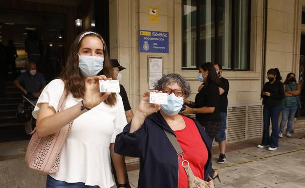 Dos vitorianas muestran el nuevo DNI a la salida de la oficina de la calle Olaguíbel.