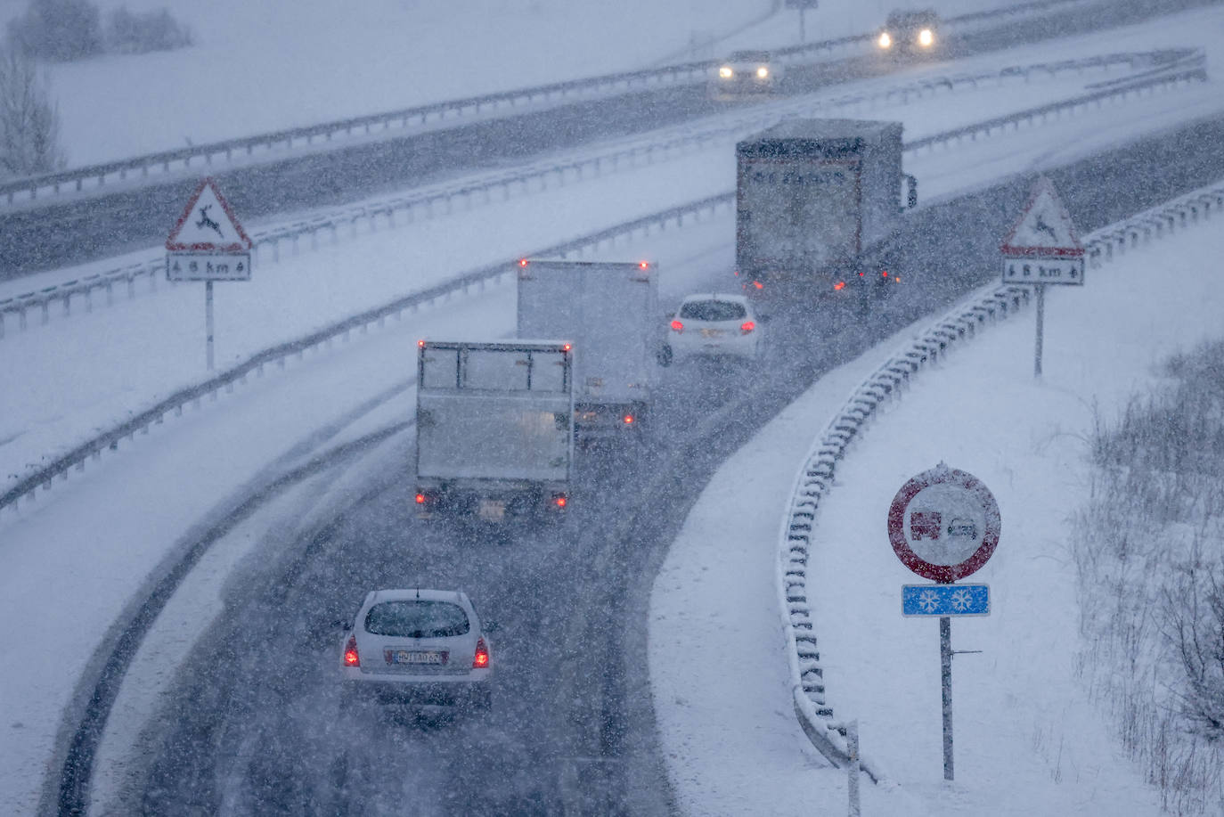 Fotos: Álava, en alerta por la lluvia, la nieve y un Zadorra desbocado