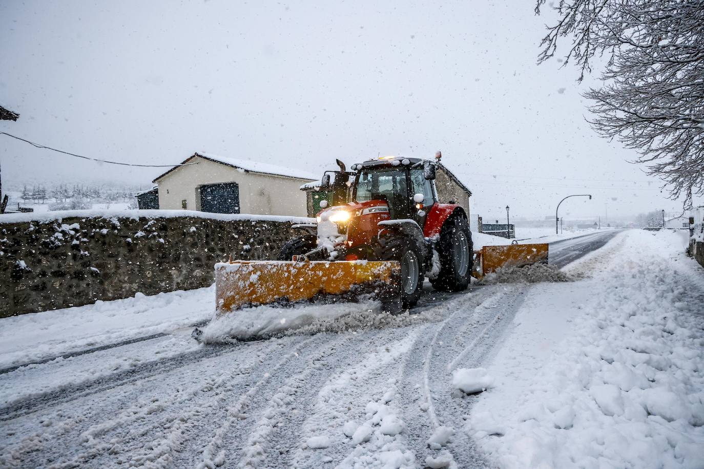 Fotos: Álava, en alerta por la lluvia, la nieve y un Zadorra desbocado