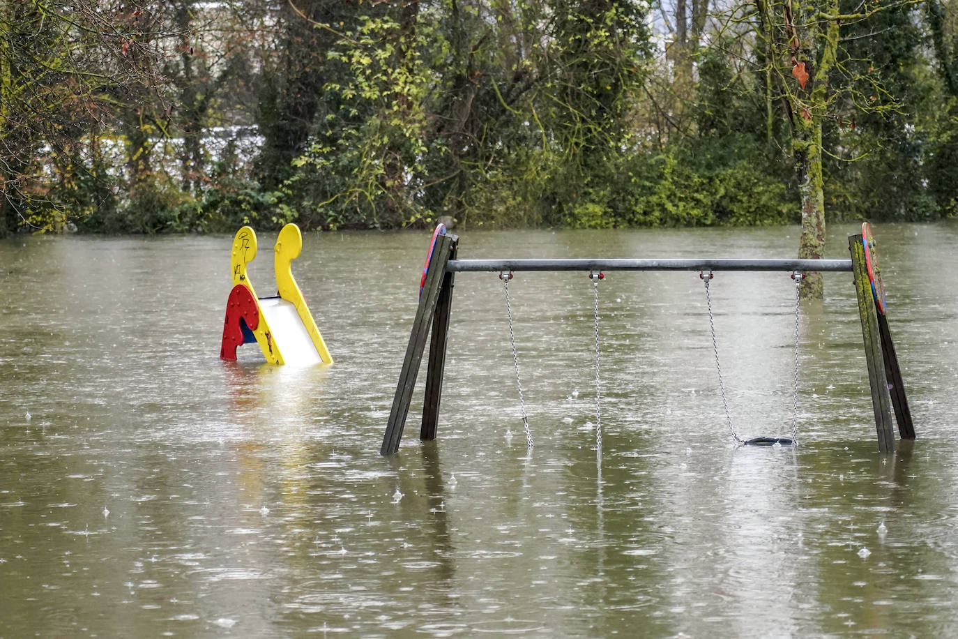 Fotos: Álava, en alerta por la lluvia, la nieve y un Zadorra desbocado