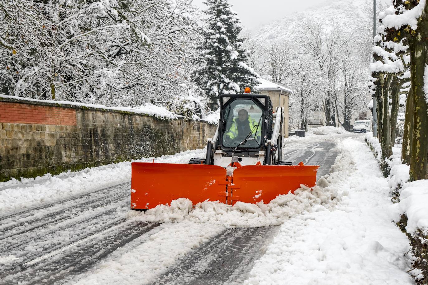 Fotos: Álava, en alerta por la lluvia, la nieve y un Zadorra desbocado