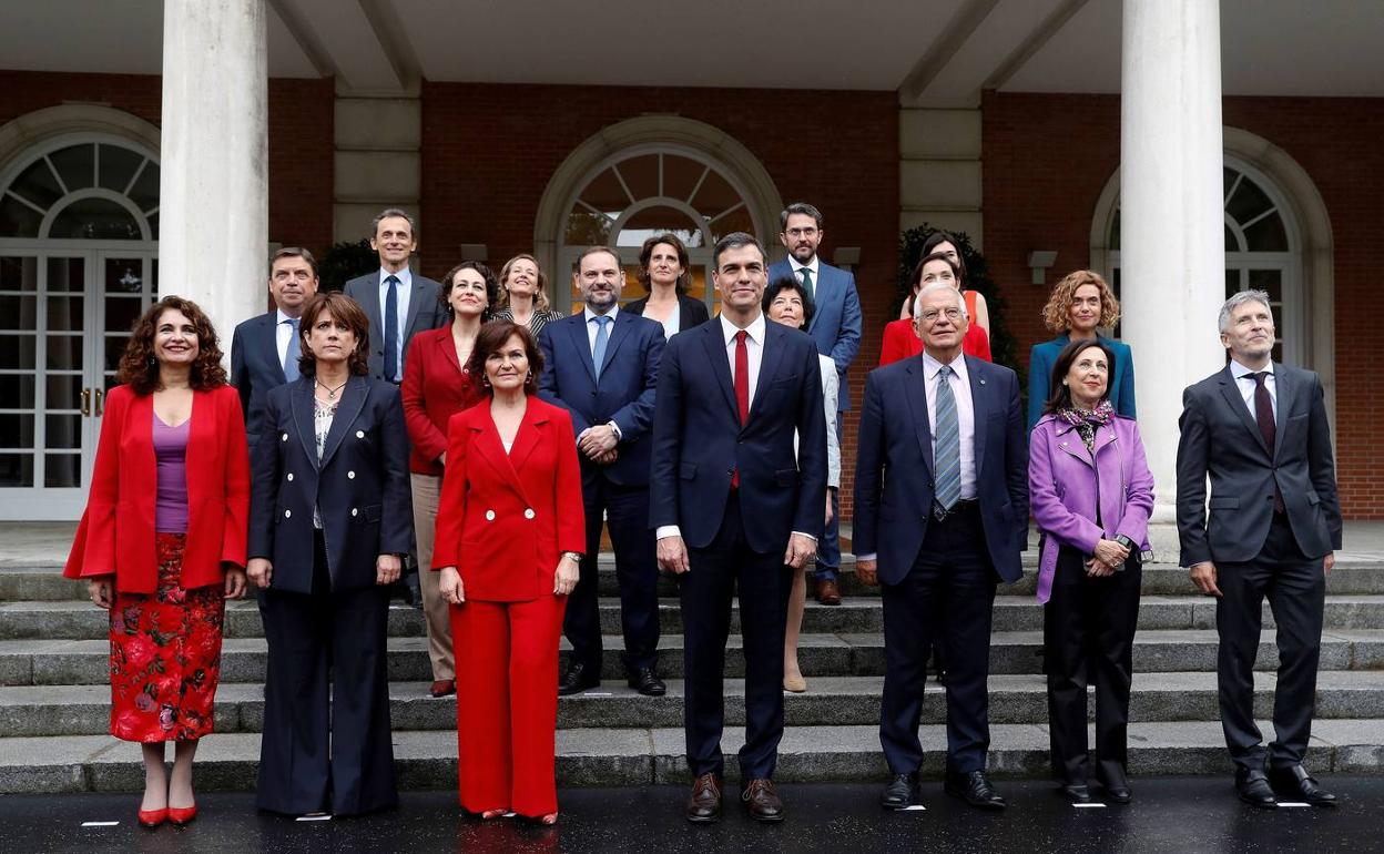 Foto de familia del primer consejo de ministros del gobierno de Pedro Sánchez.